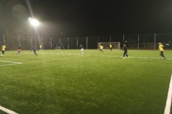 Tudi starši preizkusili igrišče z umetno travo